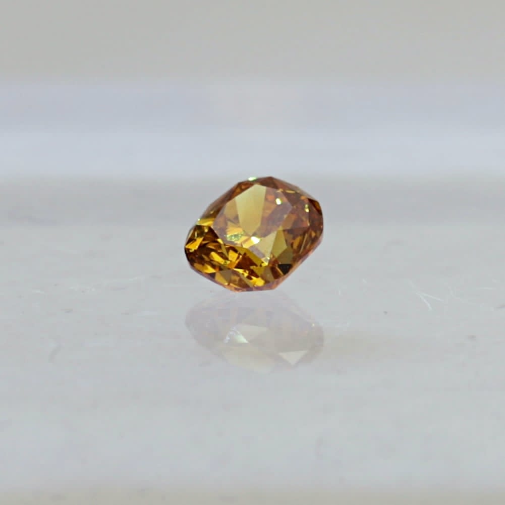 Sjelden naturlig guloransje diamant 0,66 karat med sertifikat